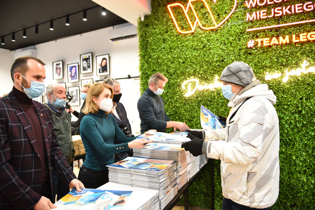 Legniccy fotoreporterzy rozdawali kalendarz miejski na 2022 rok