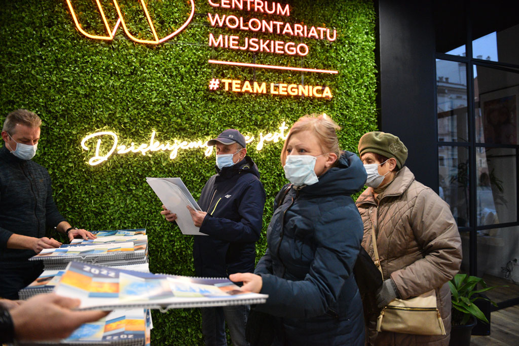 Legniccy fotoreporterzy rozdawali kalendarz miejski na 2022 rok