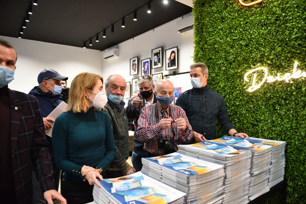 Legniccy fotoreporterzy rozdawali kalendarz miejski na 2022 rok