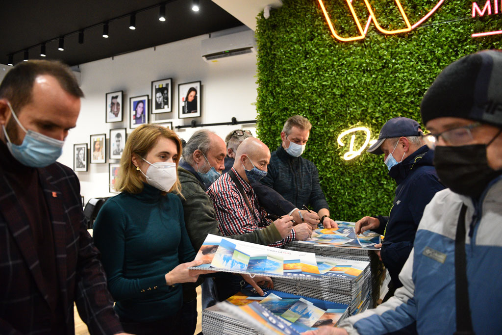 Legniccy fotoreporterzy rozdawali kalendarz miejski na 2022 rok