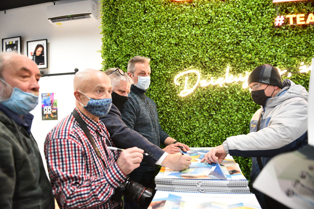 Legniccy fotoreporterzy rozdawali kalendarz miejski na 2022 rok