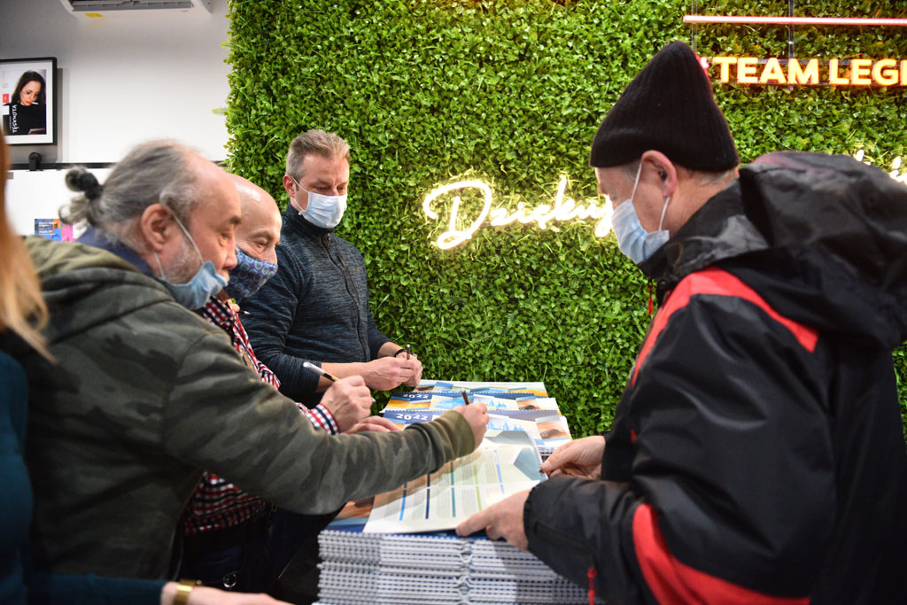 Legniccy fotoreporterzy rozdawali kalendarz miejski na 2022 rok