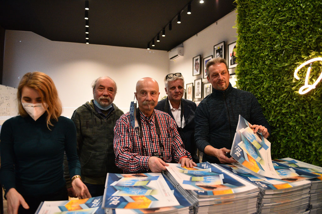 Legniccy fotoreporterzy rozdawali kalendarz miejski na 2022 rok