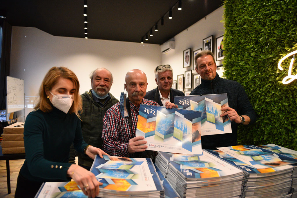 Legniccy fotoreporterzy rozdawali kalendarz miejski na 2022 rok