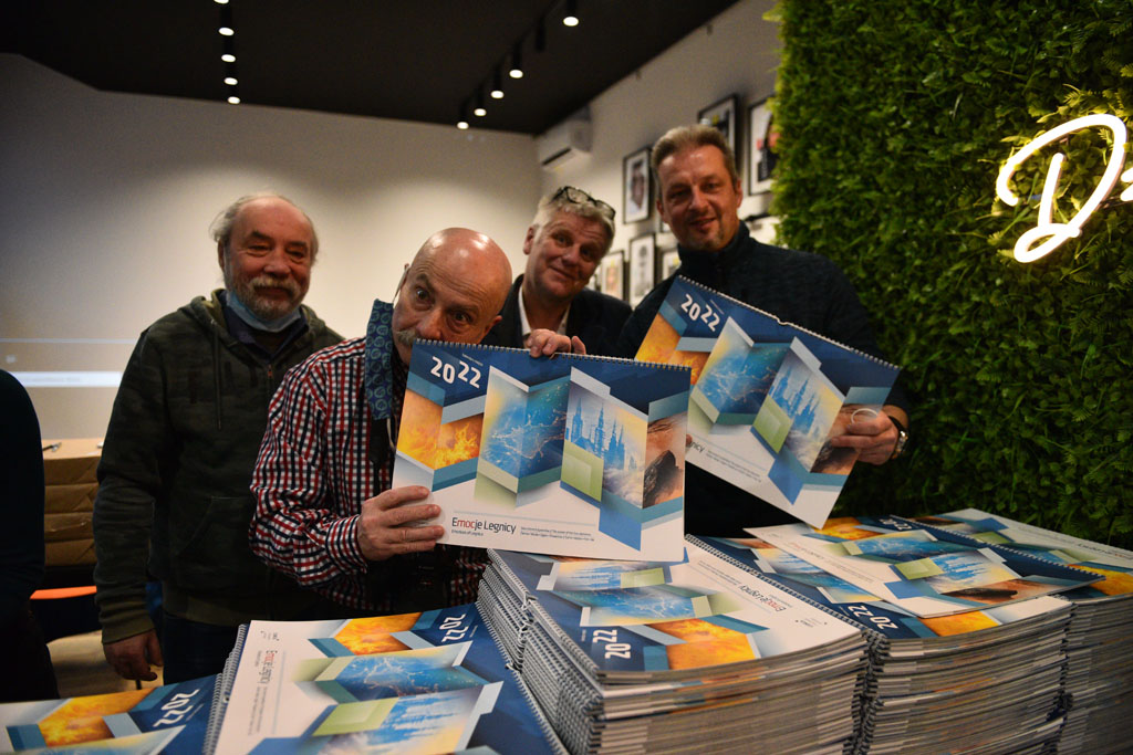 Legniccy fotoreporterzy rozdawali kalendarz miejski na 2022 rok