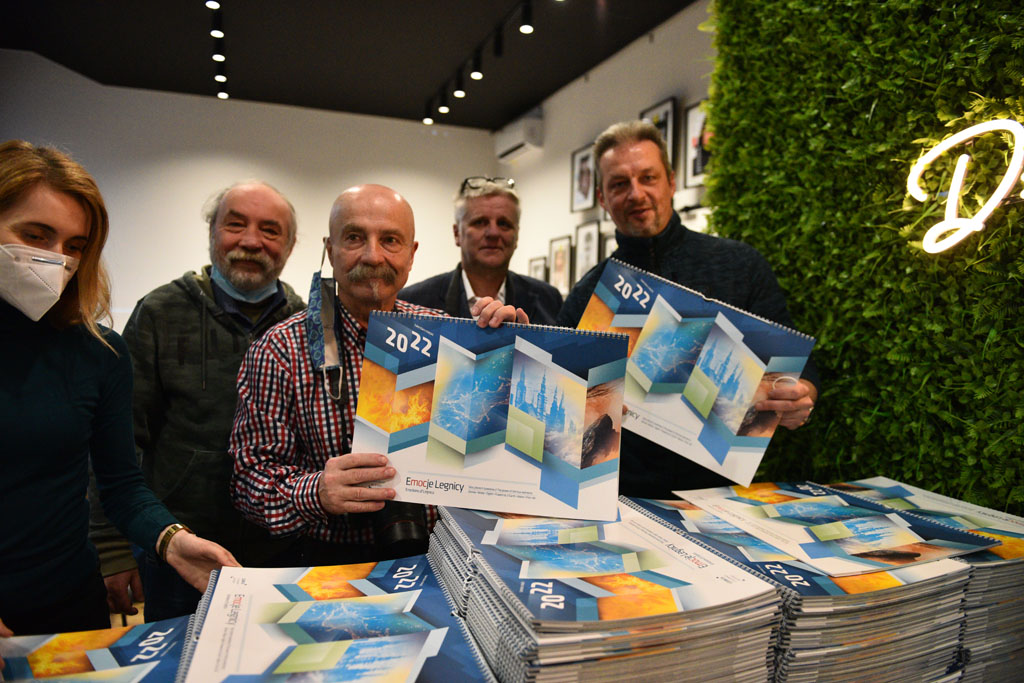 Legniccy fotoreporterzy rozdawali kalendarz miejski na 2022 rok