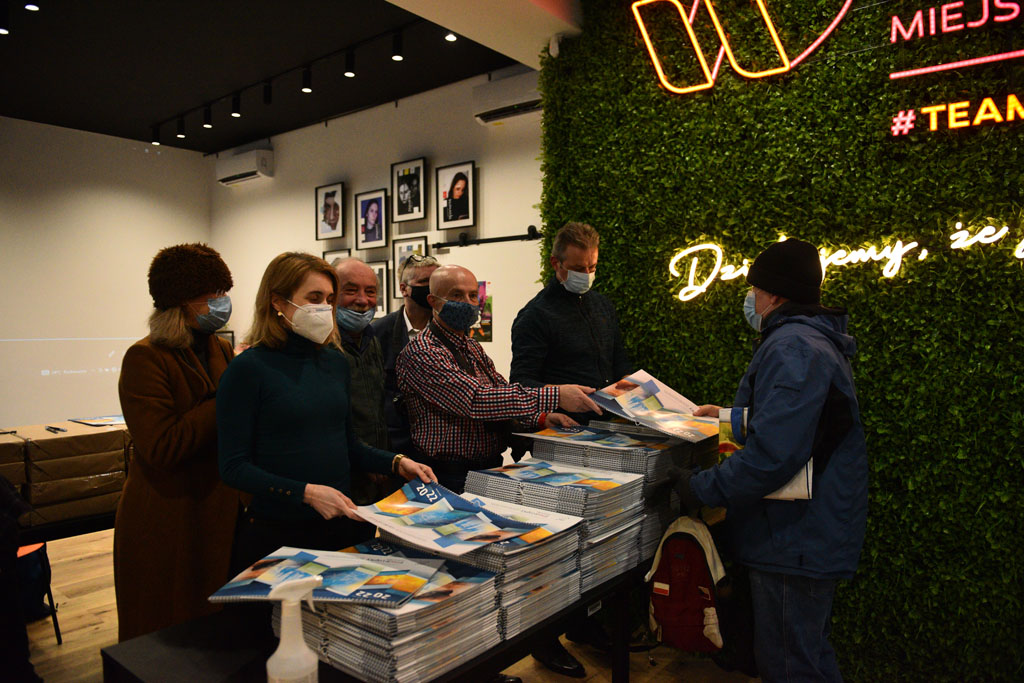 Legniccy fotoreporterzy rozdawali kalendarz miejski na 2022 rok