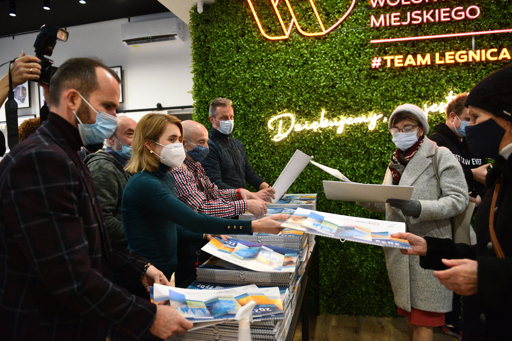 Legniccy fotoreporterzy rozdawali kalendarz miejski na 2022 rok