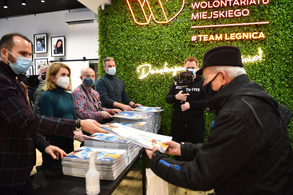 Legniccy fotoreporterzy rozdawali kalendarz miejski na 2022 rok