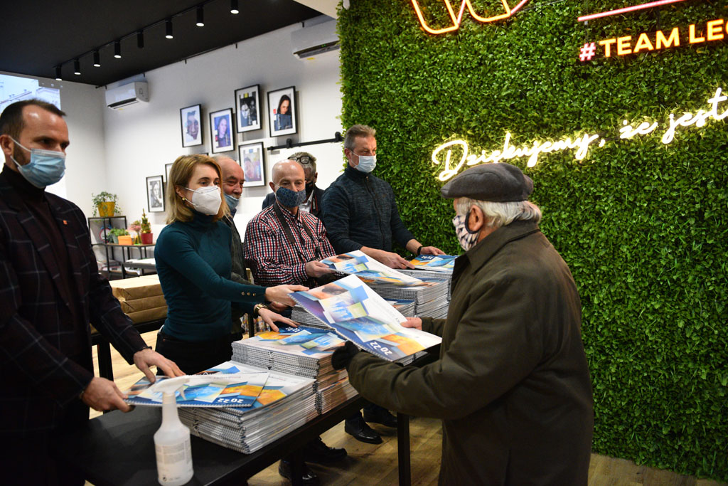 Legniccy fotoreporterzy rozdawali kalendarz miejski na 2022 rok