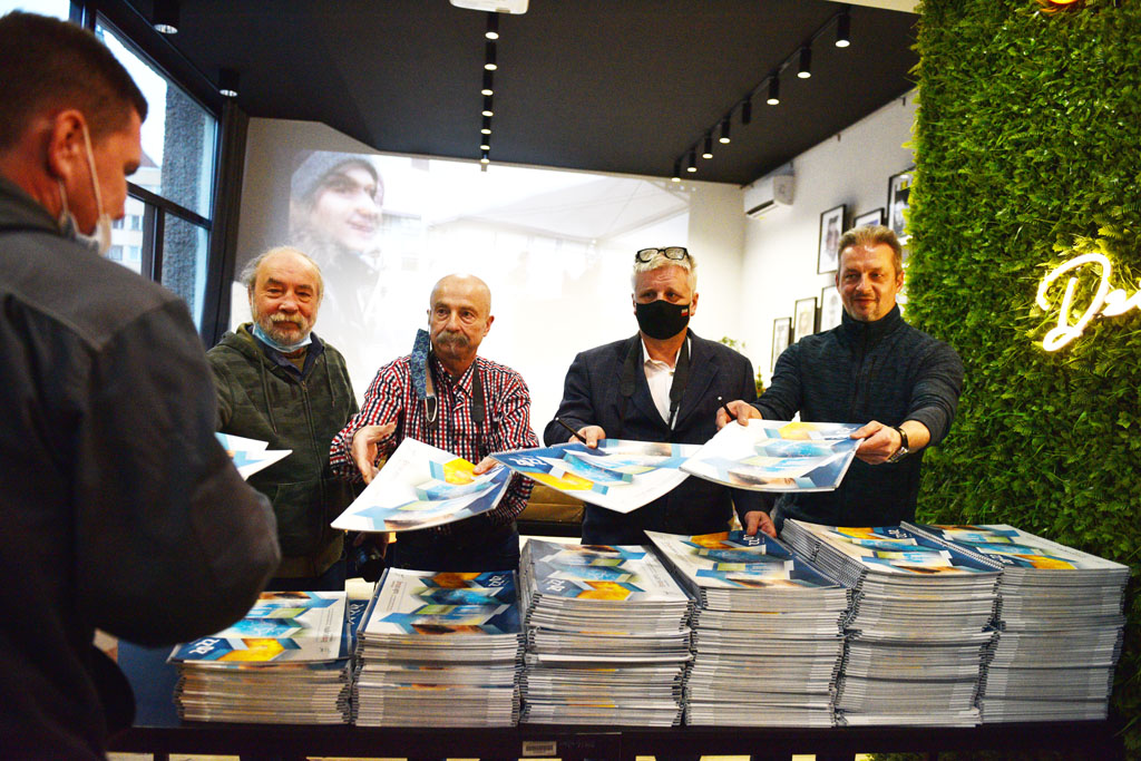 Legniccy fotoreporterzy rozdawali kalendarz miejski na 2022 rok