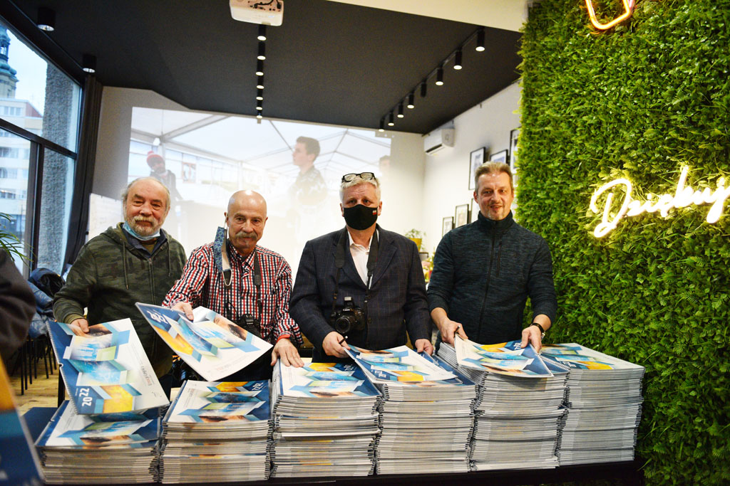 Legniccy fotoreporterzy rozdawali kalendarz miejski na 2022 rok