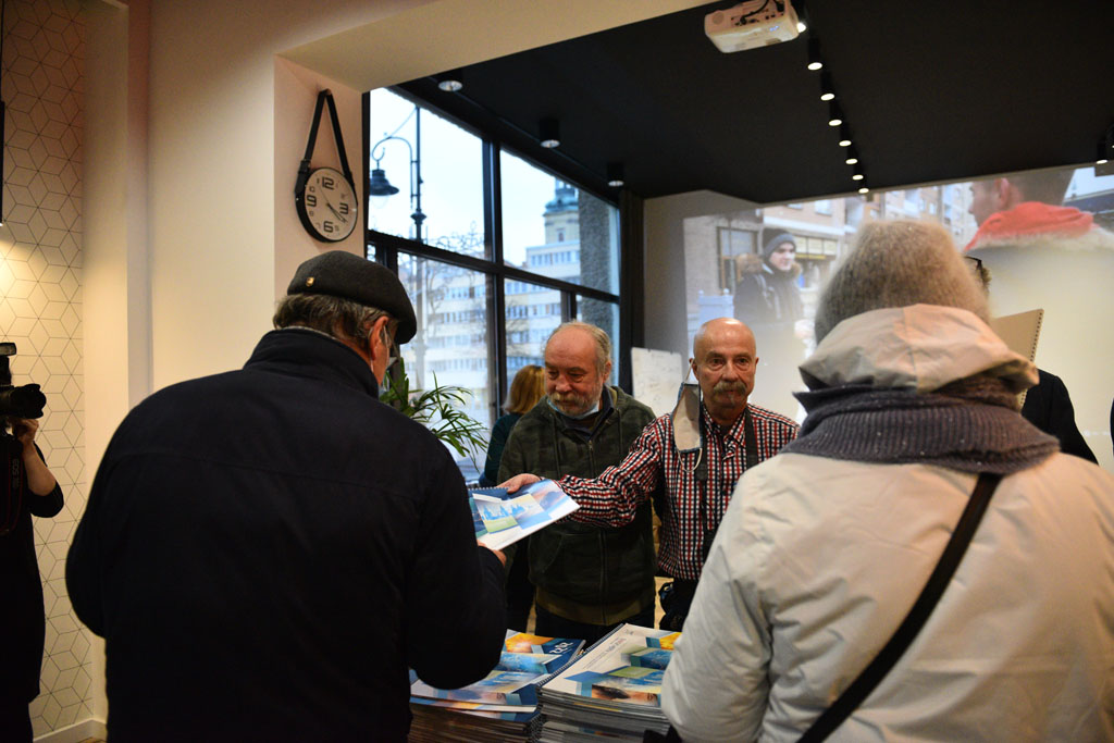 Legniccy fotoreporterzy rozdawali kalendarz miejski na 2022 rok