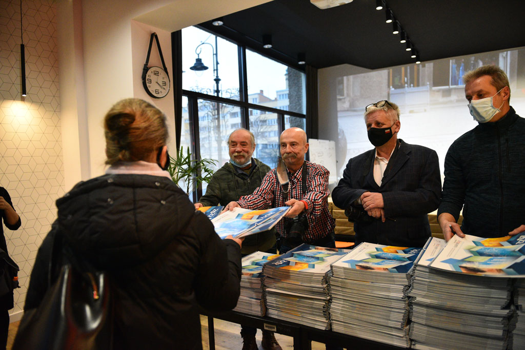 Legniccy fotoreporterzy rozdawali kalendarz miejski na 2022 rok
