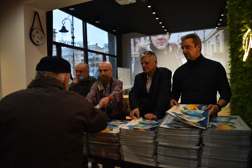 Legniccy fotoreporterzy rozdawali kalendarz miejski na 2022 rok
