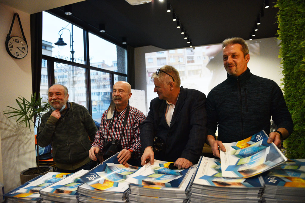 Legniccy fotoreporterzy rozdawali kalendarz miejski na 2022 rok