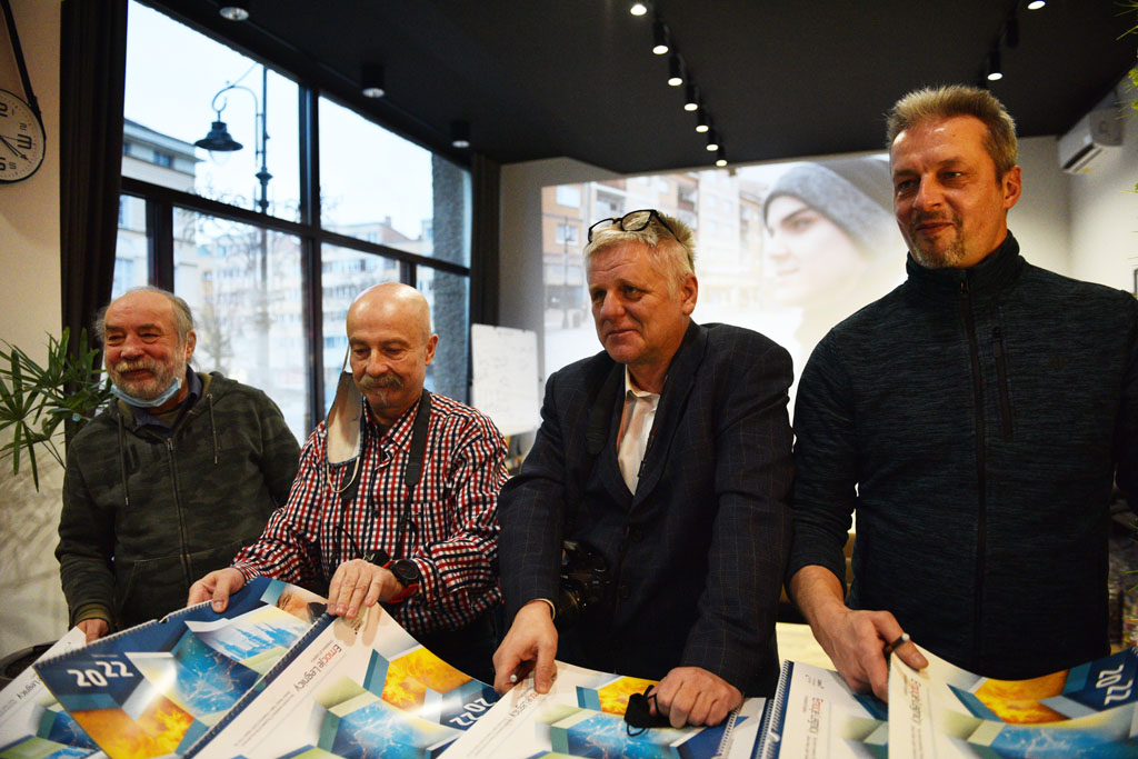 Legniccy fotoreporterzy rozdawali kalendarz miejski na 2022 rok