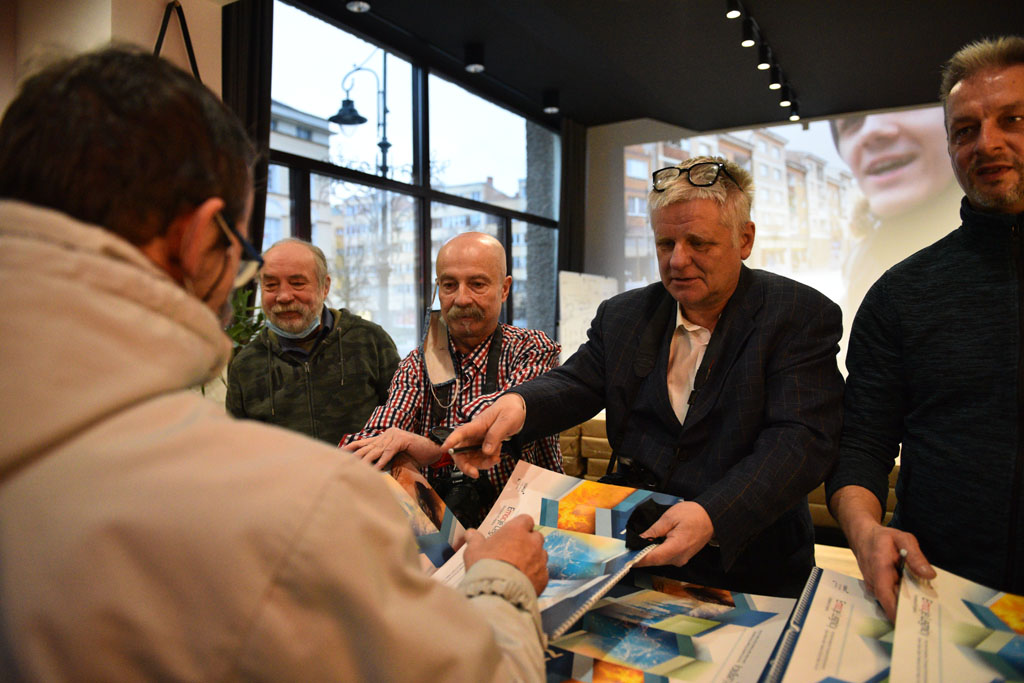 Legniccy fotoreporterzy rozdawali kalendarz miejski na 2022 rok