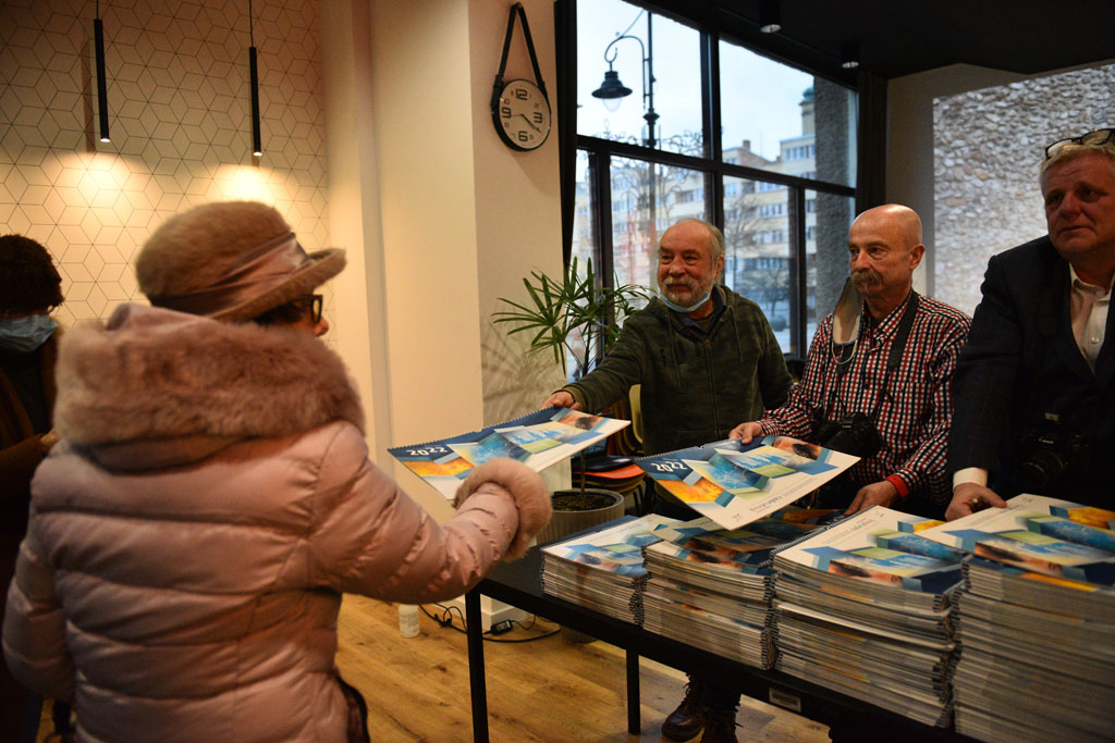 Legniccy fotoreporterzy rozdawali kalendarz miejski na 2022 rok