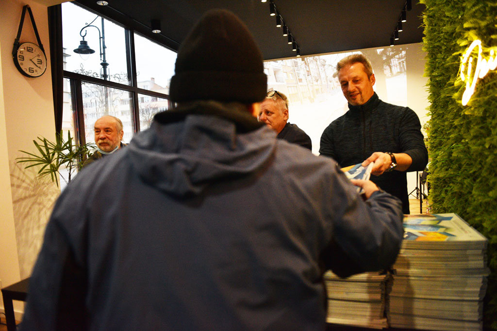 Legniccy fotoreporterzy rozdawali kalendarz miejski na 2022 rok