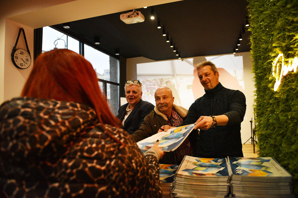 Legniccy fotoreporterzy rozdawali kalendarz miejski na 2022 rok