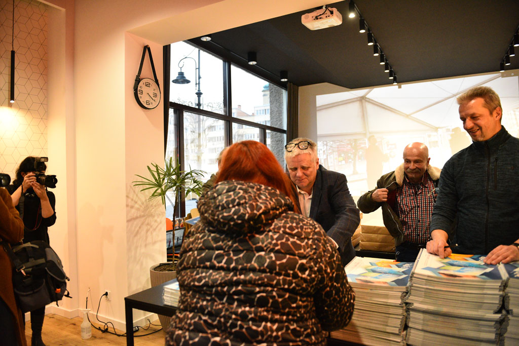 Legniccy fotoreporterzy rozdawali kalendarz miejski na 2022 rok