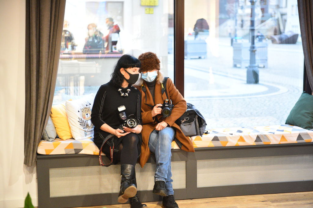 Legniccy fotoreporterzy rozdawali kalendarz miejski na 2022 rok