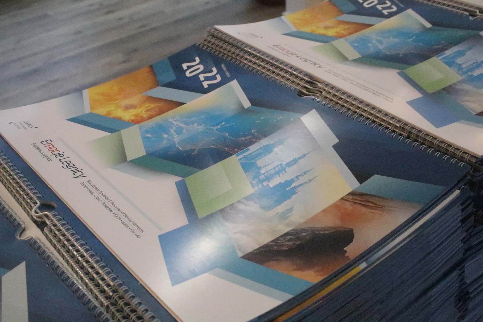 Legniccy fotoreporterzy rozdawali kalendarz miejski na 2022 rok