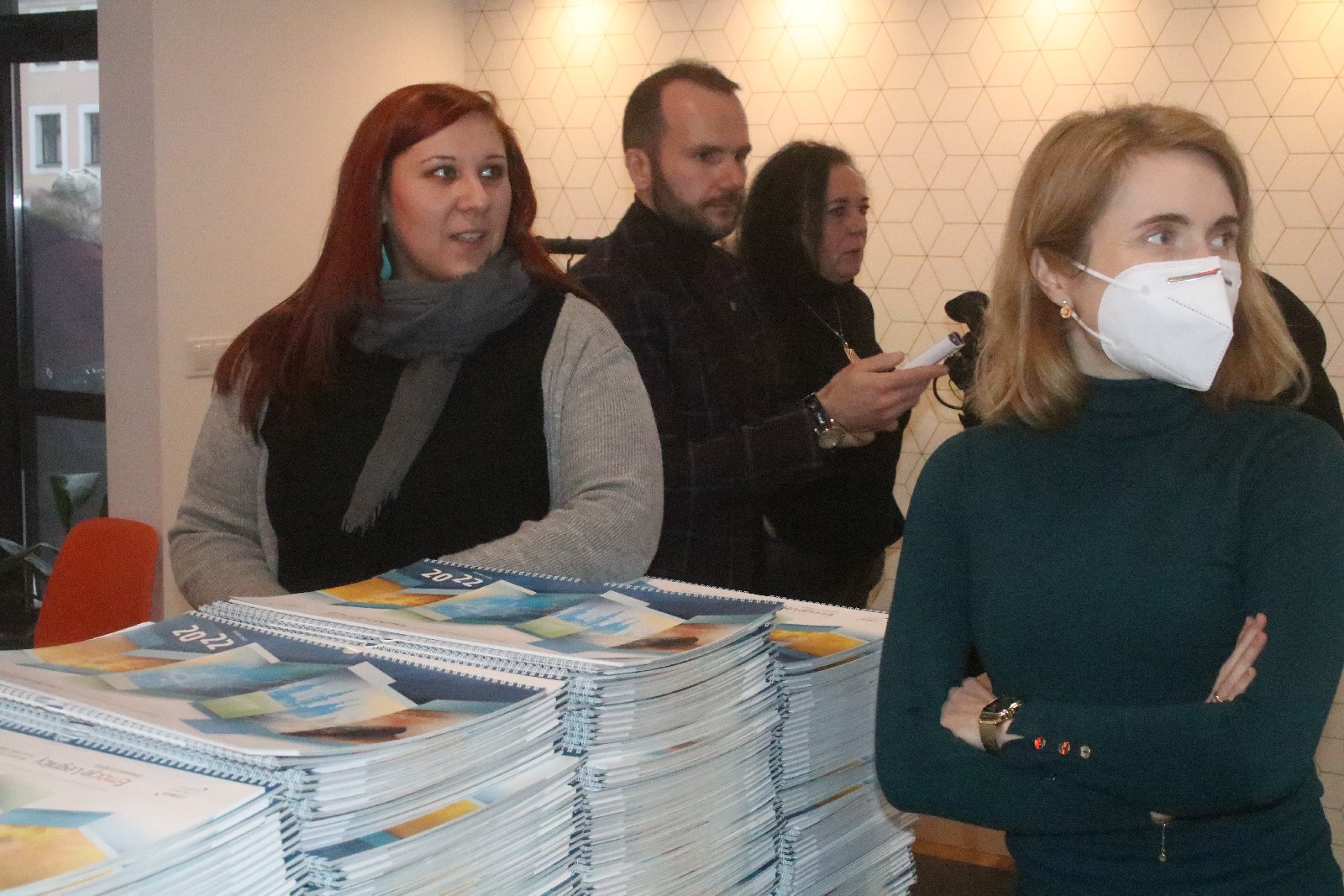 Legniccy fotoreporterzy rozdawali kalendarz miejski na 2022 rok