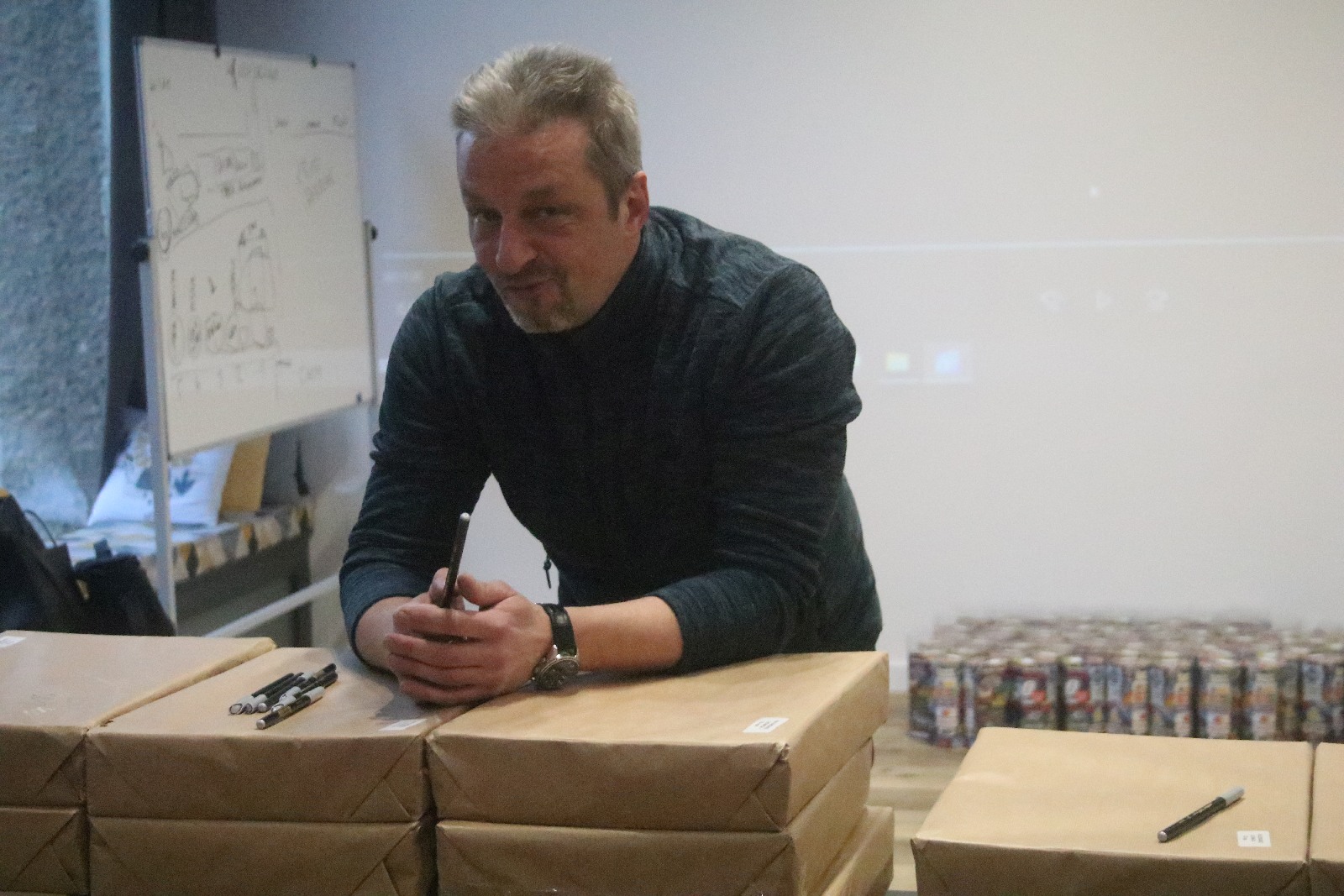 Legniccy fotoreporterzy rozdawali kalendarz miejski na 2022 rok