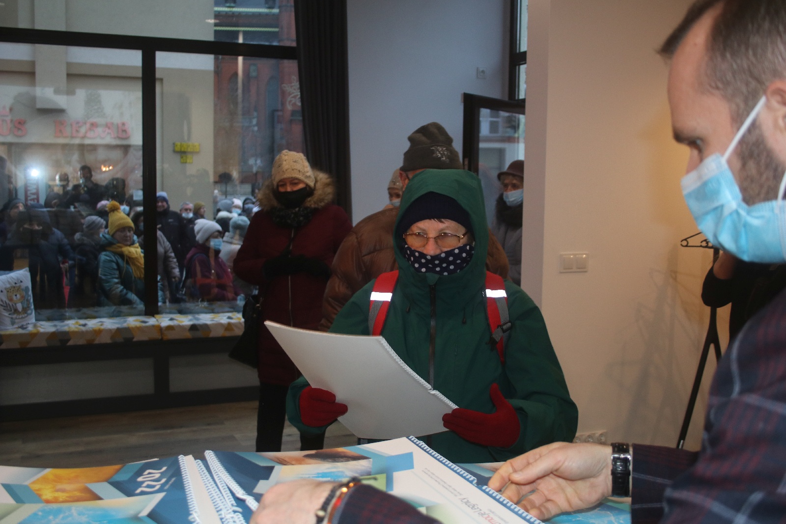 Legniccy fotoreporterzy rozdawali kalendarz miejski na 2022 rok