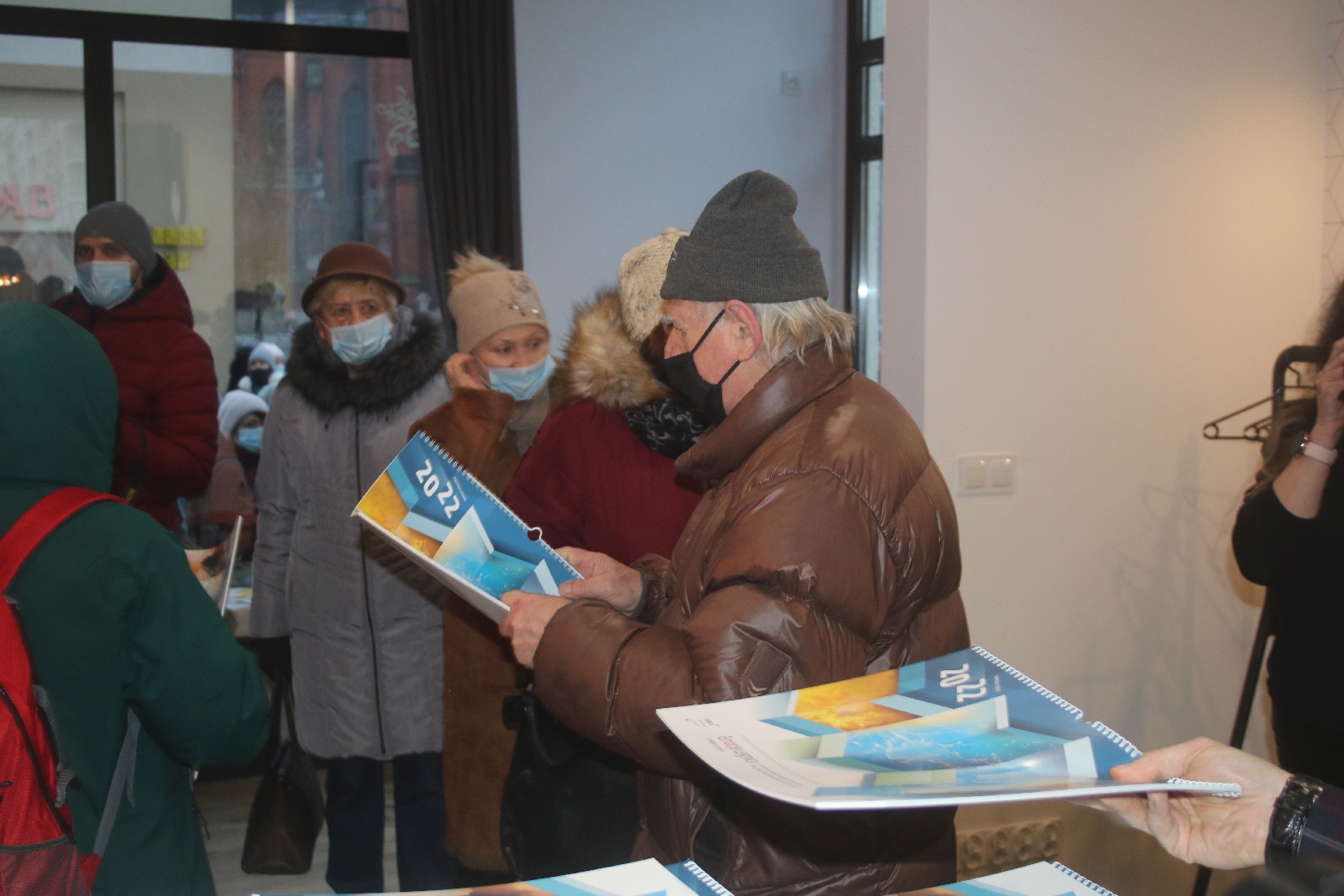 Legniccy fotoreporterzy rozdawali kalendarz miejski na 2022 rok