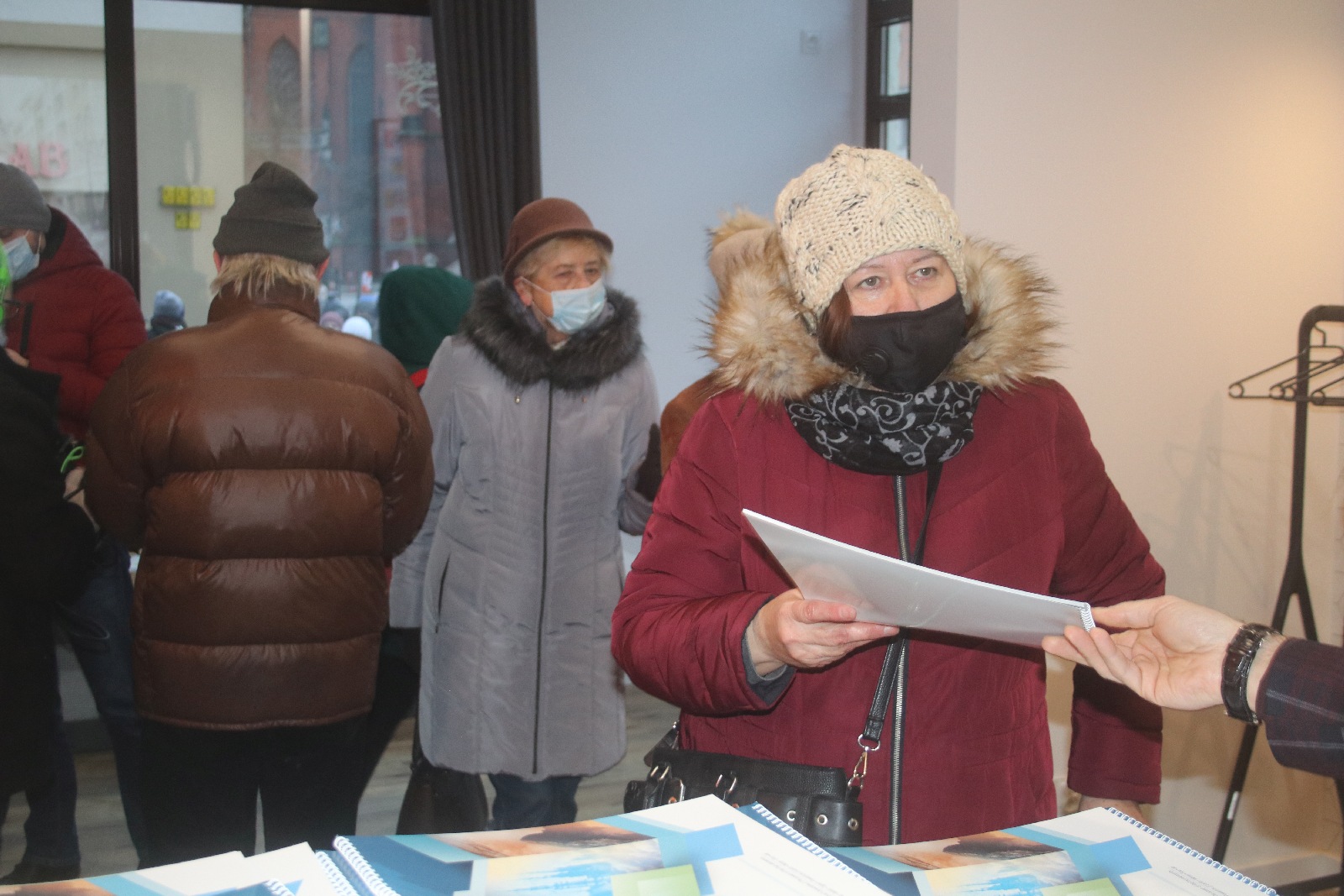 Legniccy fotoreporterzy rozdawali kalendarz miejski na 2022 rok