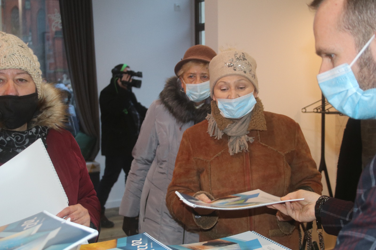 Legniccy fotoreporterzy rozdawali kalendarz miejski na 2022 rok