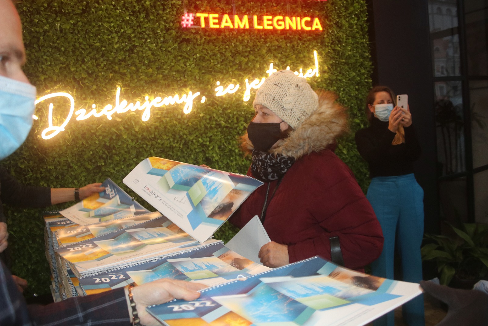 Legniccy fotoreporterzy rozdawali kalendarz miejski na 2022 rok