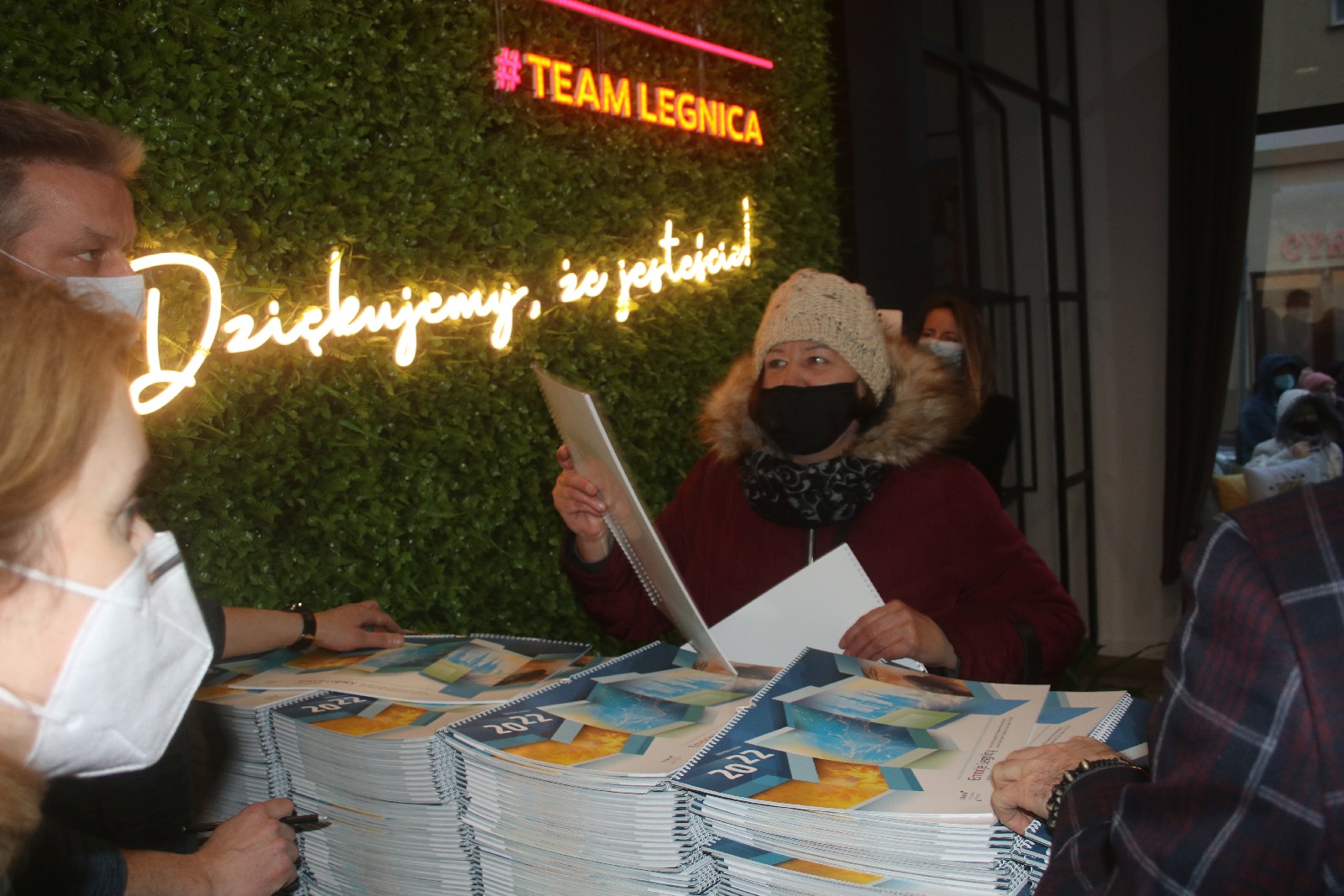 Legniccy fotoreporterzy rozdawali kalendarz miejski na 2022 rok