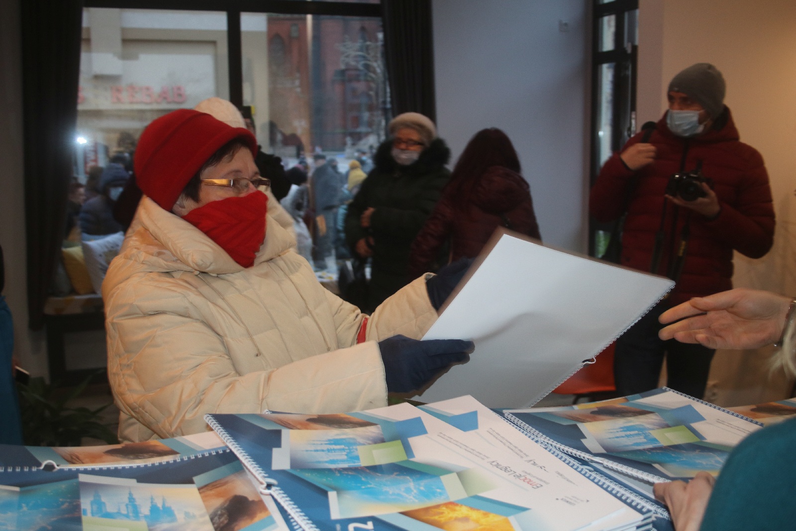 Legniccy fotoreporterzy rozdawali kalendarz miejski na 2022 rok