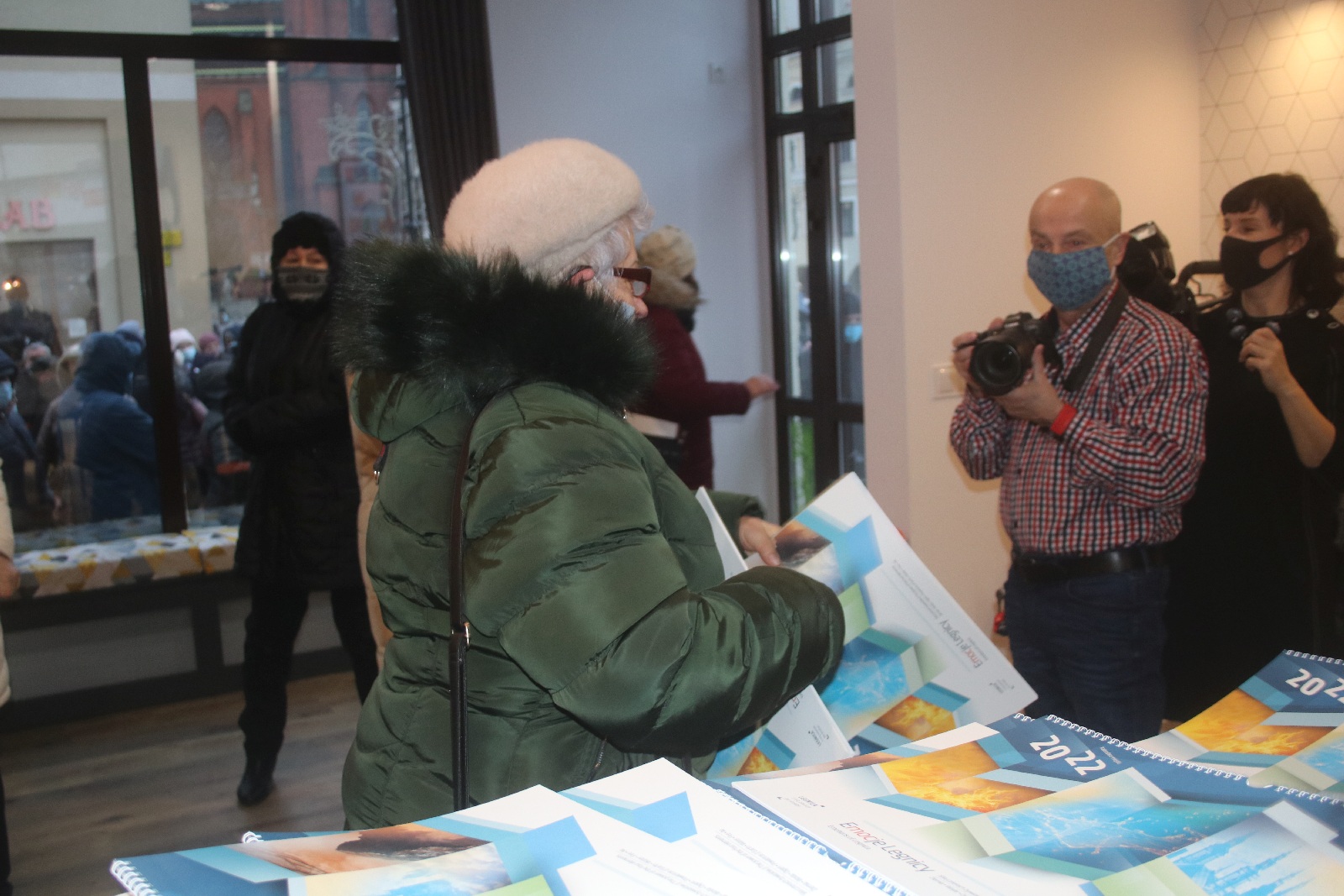 Legniccy fotoreporterzy rozdawali kalendarz miejski na 2022 rok