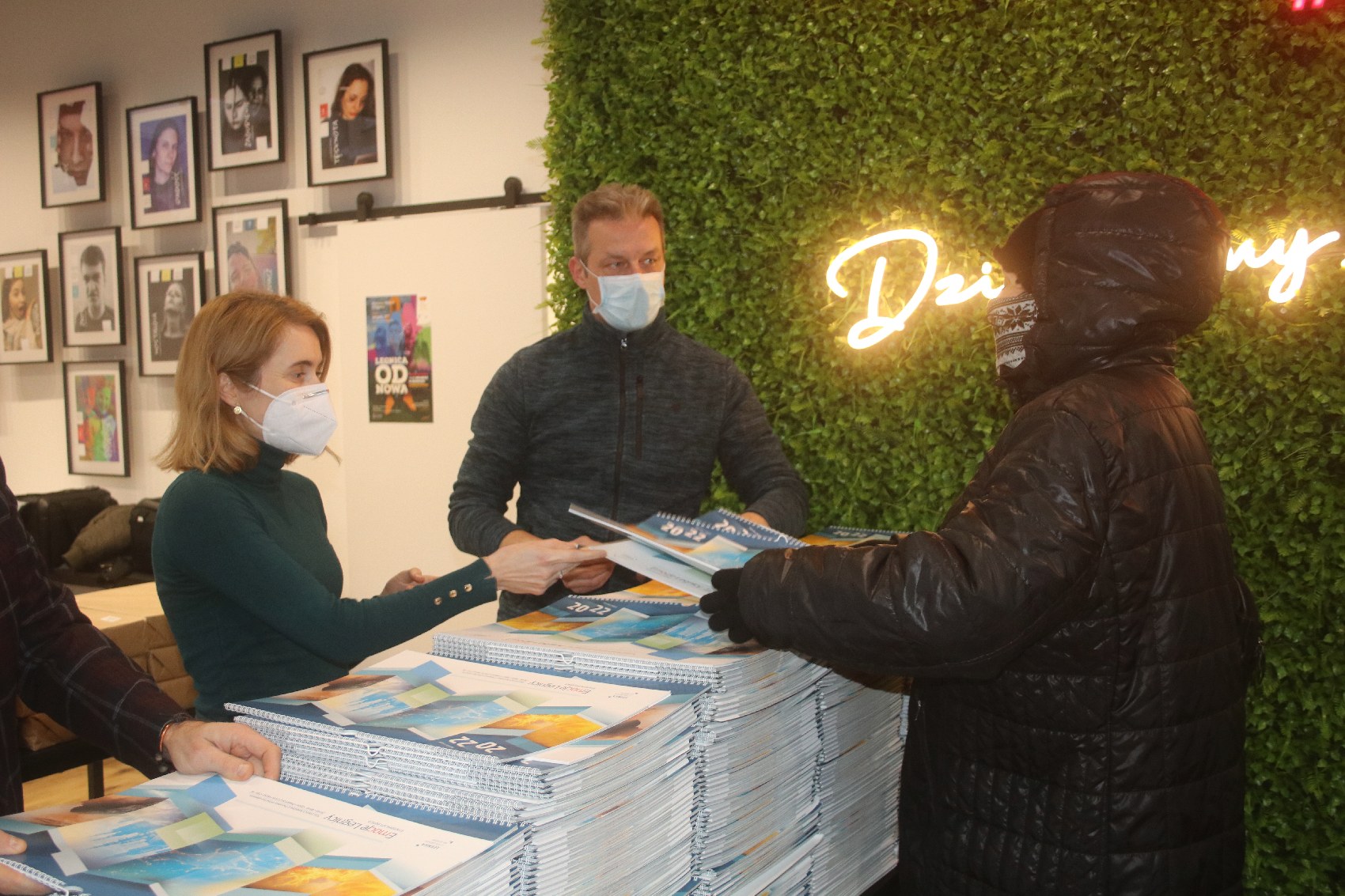 Legniccy fotoreporterzy rozdawali kalendarz miejski na 2022 rok