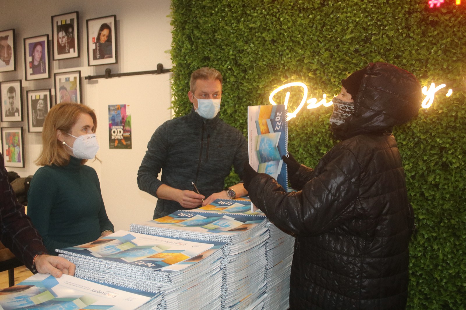 Legniccy fotoreporterzy rozdawali kalendarz miejski na 2022 rok
