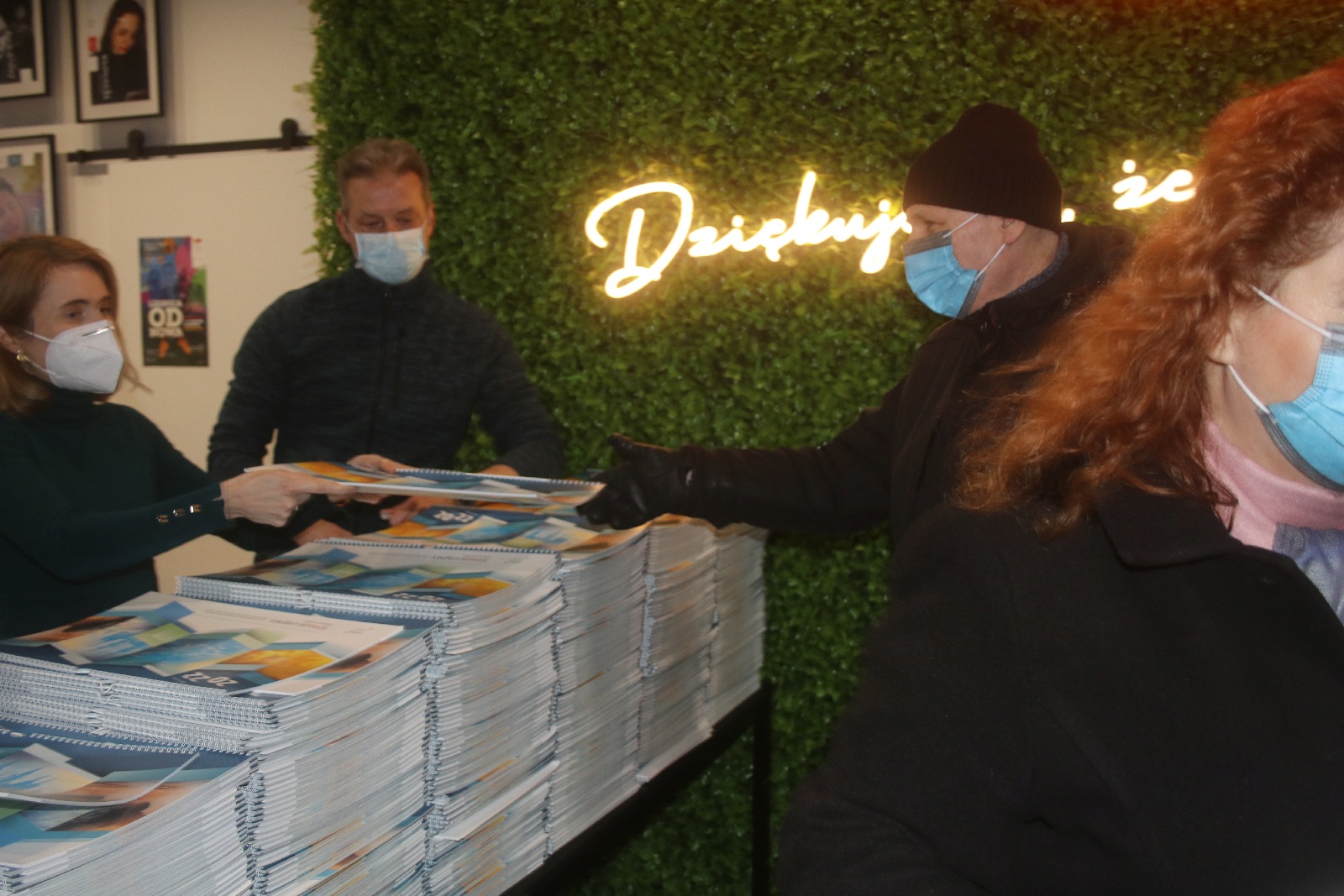 Legniccy fotoreporterzy rozdawali kalendarz miejski na 2022 rok