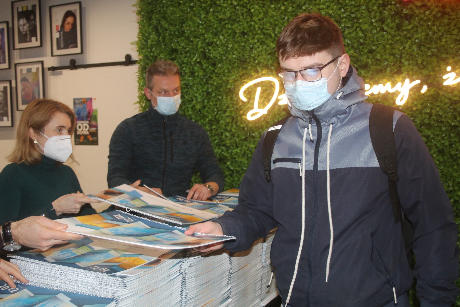 Legniccy fotoreporterzy rozdawali kalendarz miejski na 2022 rok