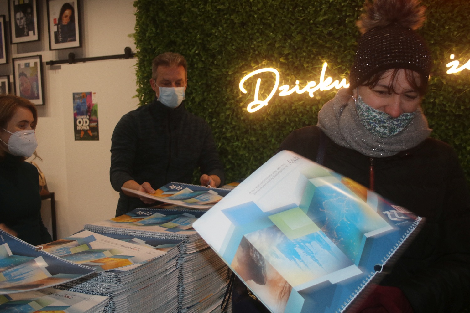 Legniccy fotoreporterzy rozdawali kalendarz miejski na 2022 rok