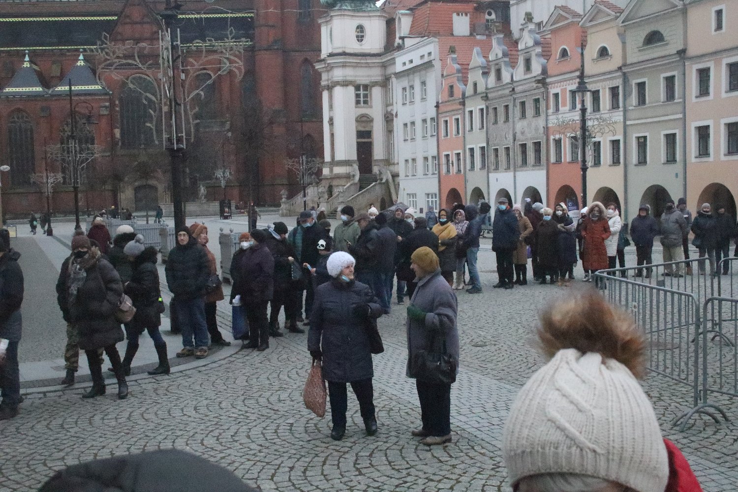 Legniccy fotoreporterzy rozdawali kalendarz miejski na 2022 rok