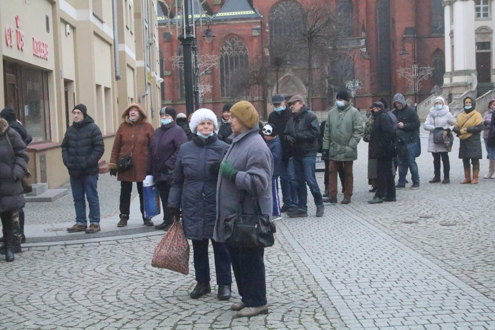 Legniccy fotoreporterzy rozdawali kalendarz miejski na 2022 rok