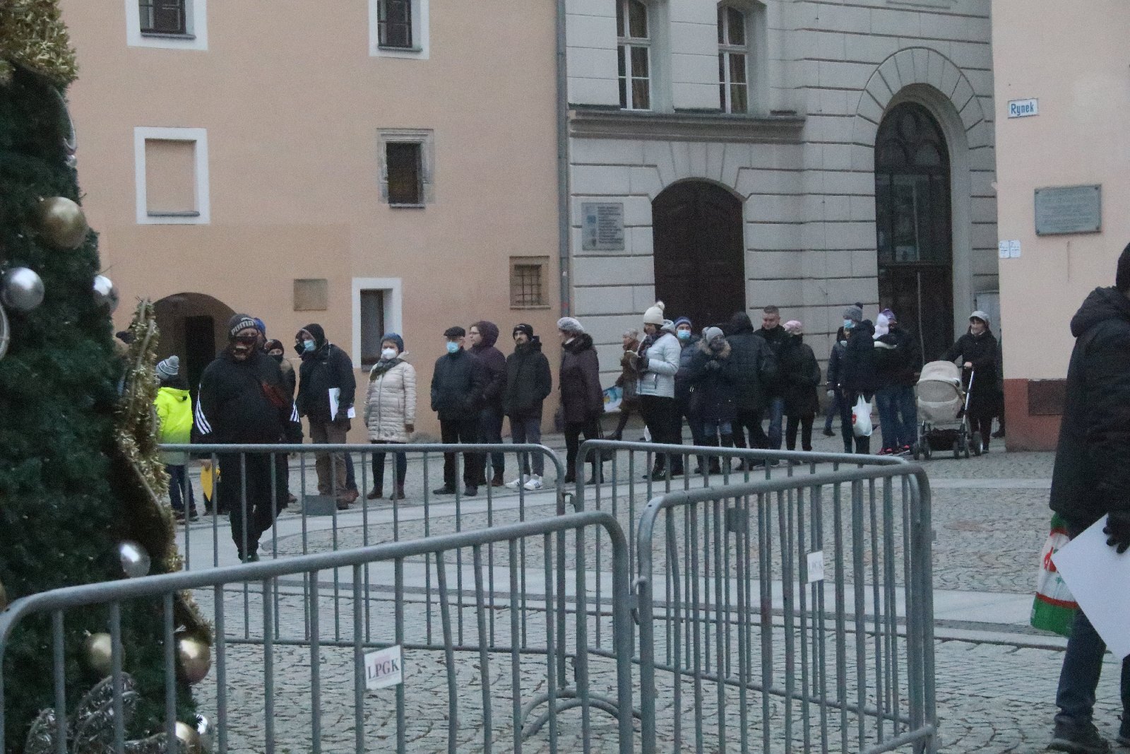 Legniccy fotoreporterzy rozdawali kalendarz miejski na 2022 rok