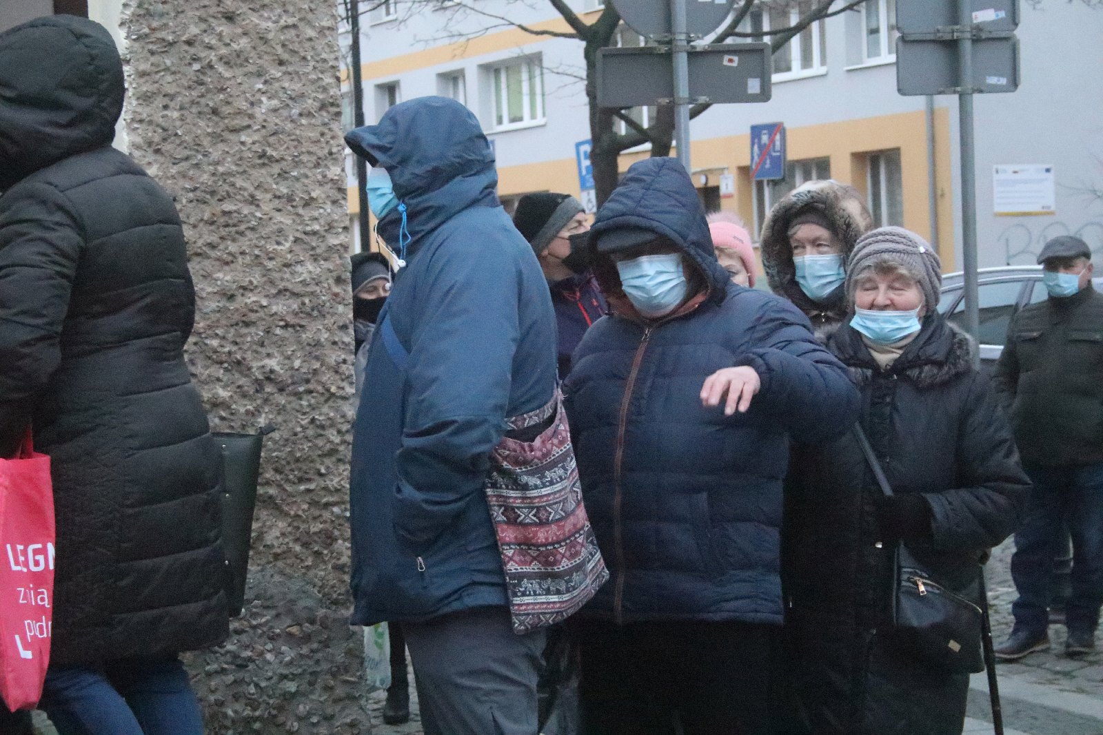 Legniccy fotoreporterzy rozdawali kalendarz miejski na 2022 rok