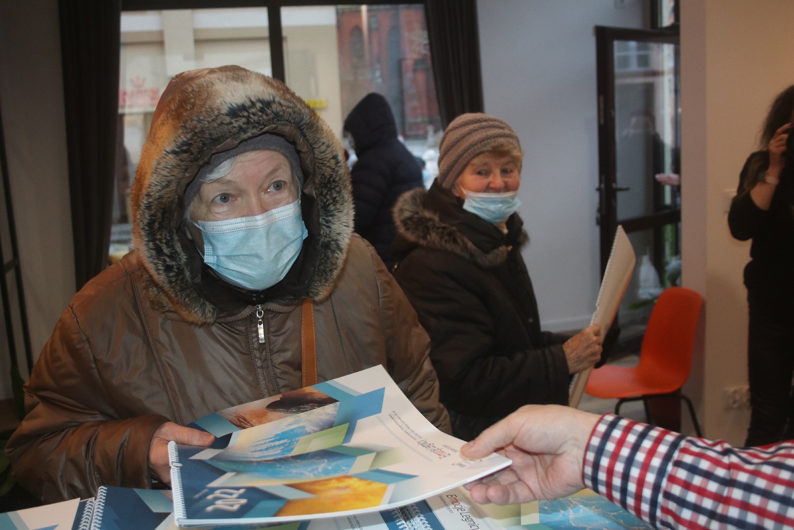 Legniccy fotoreporterzy rozdawali kalendarz miejski na 2022 rok