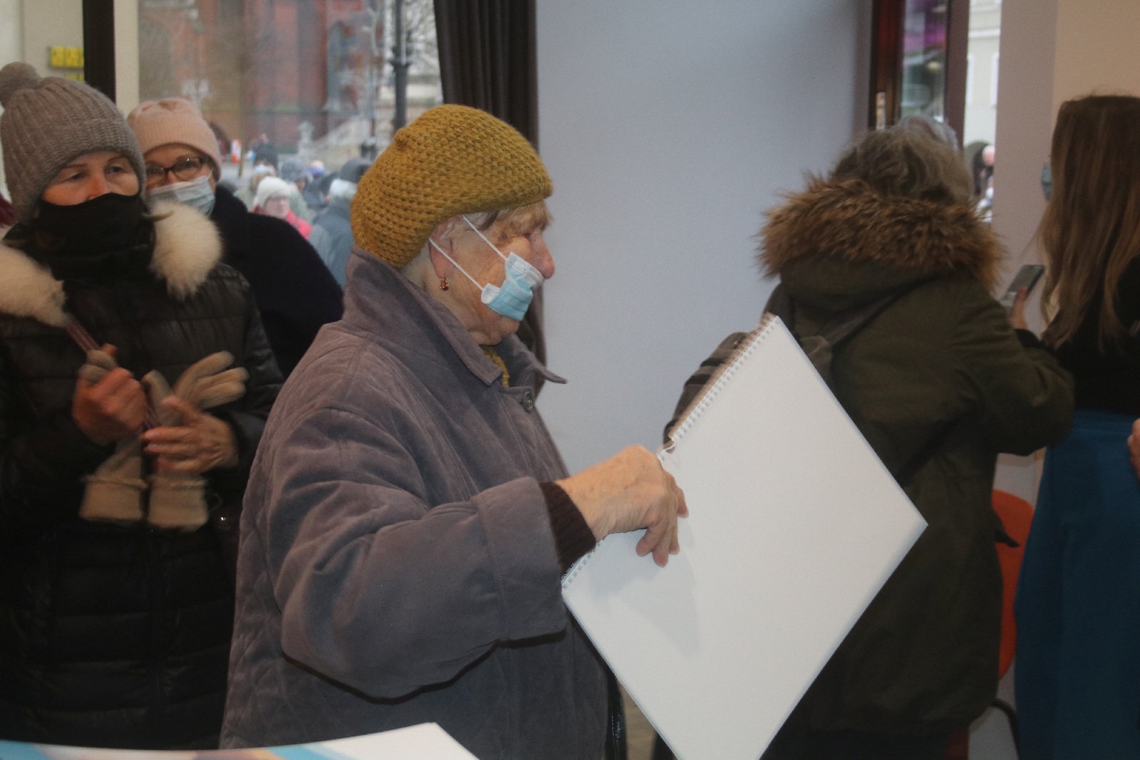 Legniccy fotoreporterzy rozdawali kalendarz miejski na 2022 rok