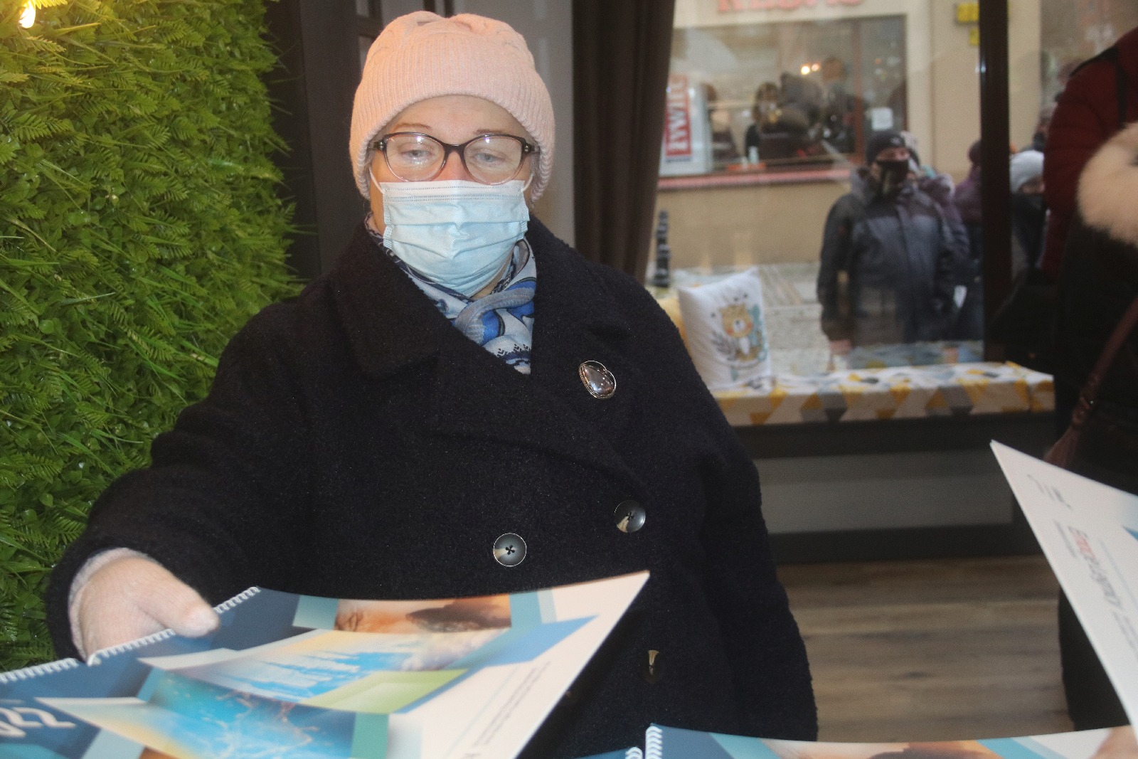 Legniccy fotoreporterzy rozdawali kalendarz miejski na 2022 rok